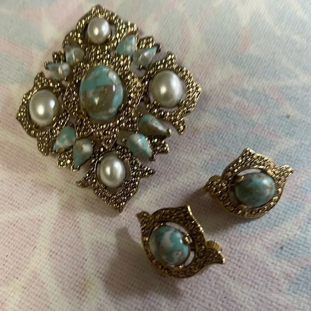 Exquisite Vintage Sarah Coventry Brooch and Clip on Earrings